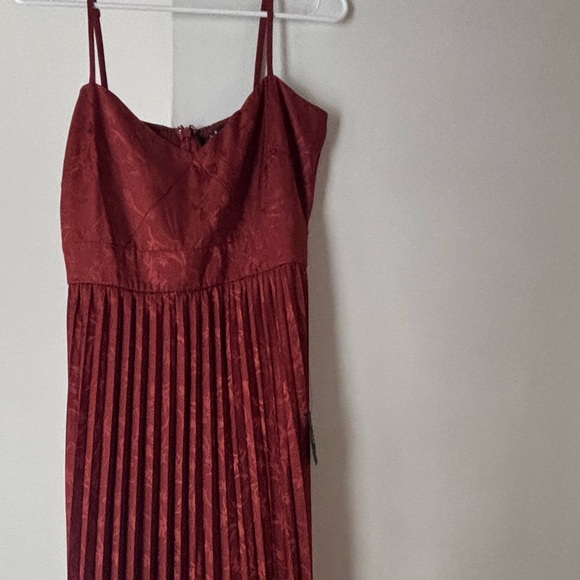 Lulu's Regal Romance Rust Floral Jacquard Pleated Satin Midi Dress - Size M - Picture 5 of 6